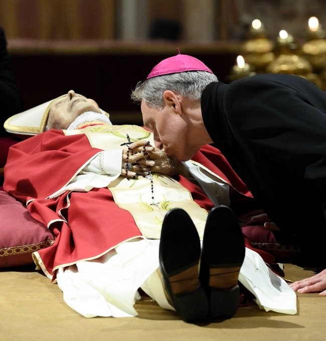 George Gänswein besa las manos de Benedicto XVI